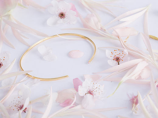 [樱]暖金上的珐琅花瓣之吻| YIN设计金饰产品拍摄