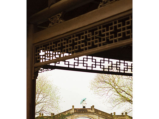 雕梁燕去，裁诗寄远，庭院旧风流。 ​​​