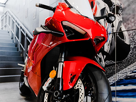 美 + 性能 = DUCATI