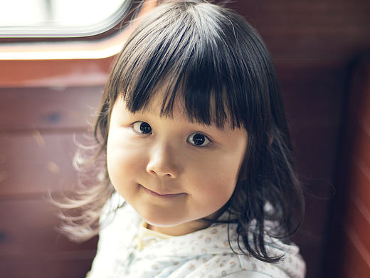 小火车上的小女孩