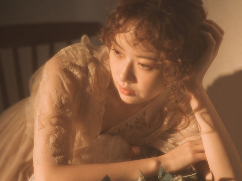 美到发光的油画少女