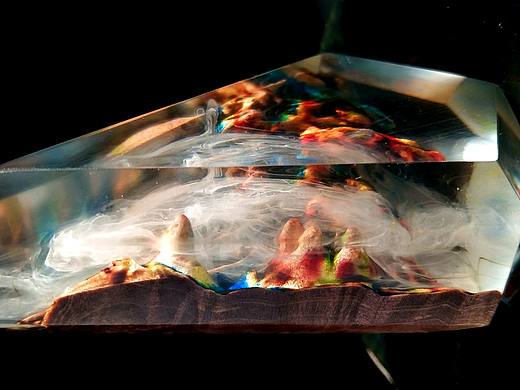 树脂与木材结合的作品《云雾山中美如画》