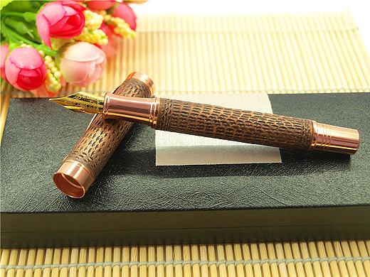 云南小銅人——手工鏨刻《銅制手工鋼筆》（個人主頁-ZMTgwNjM0ODA=） - 生活用品 - 站酷設(shè)計師云南小銅人原創(chuàng)素材 - 站酷ZCOOL