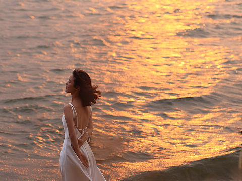 我开始享受 吹风 看海 一个人