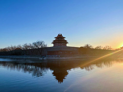 踏着夕阳,独上角楼。