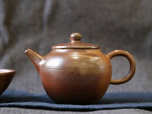 柴烧,经过1300度的高温淬炼,自然落灰与坯融为一体