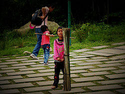 賣木杖的小男孩（個人主頁-ZNzQxNjAw） - 人像攝影 - 站酷設(shè)計師gejian2011原創(chuàng)素材 - 站酷ZCOOL