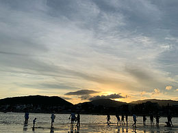 日落時(shí)的海邊美景，夕陽(yáng)西下，海邊游玩