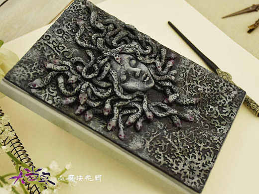 原创软陶笔记本---美杜莎（个人主页-ZMjI0MTkyOTY=） - 工艺品设计 - 站酷设计师大当家的魔法花园原创素材 - 站酷ZCOOL