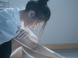 七七