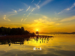 #看杭州# 夕阳下的集贤亭