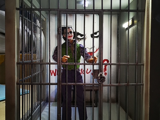 小丑牢笼监狱场景