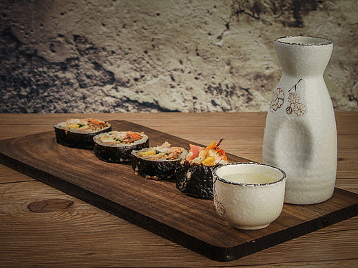 紫菜包饭和日本清酒