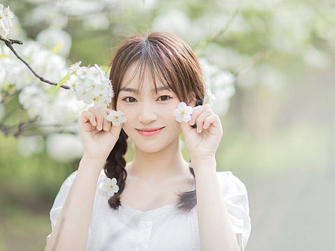 “去看花吗？我是说我们一起！”