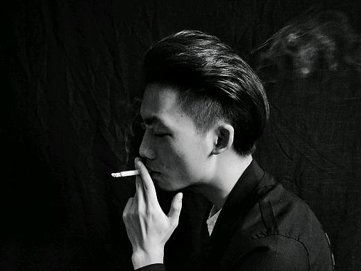 关键词 :手机摄影.黑背景.人物.职业.广告.玩