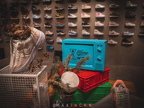 Jony J⚫️🔴Okay WZK 淡黄的长裙 蓬松的头发?