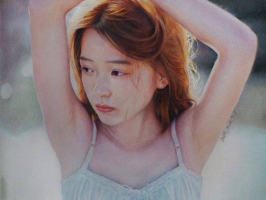 彩铅色粉人物画：晨曦中