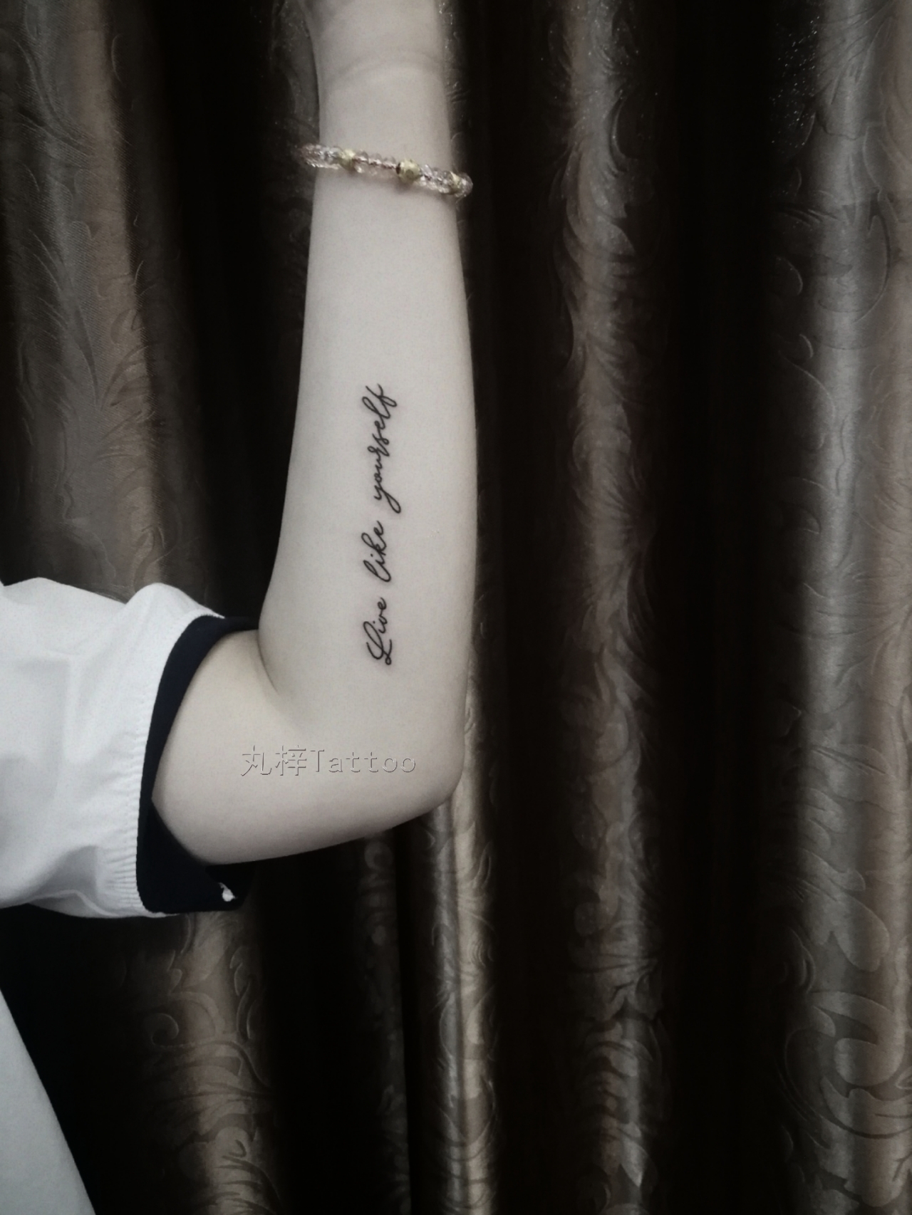 美女小赵在右侧大腿上纹的英文单词纹身图案-成都纹彩刺青