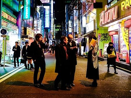 15年2月，日本