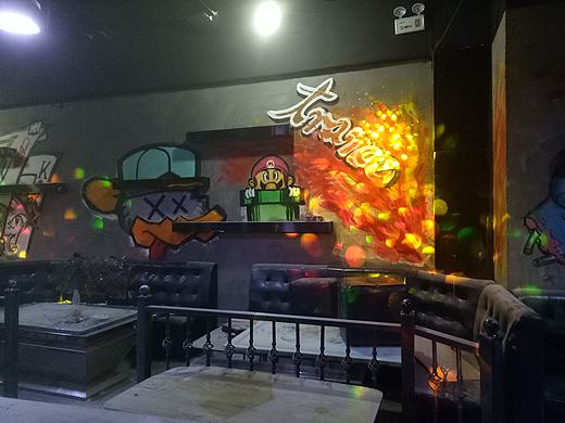 灯光作用下的涂鸦，效果不同反响