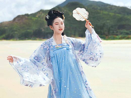 海边黑排角拍摄汉服古风照