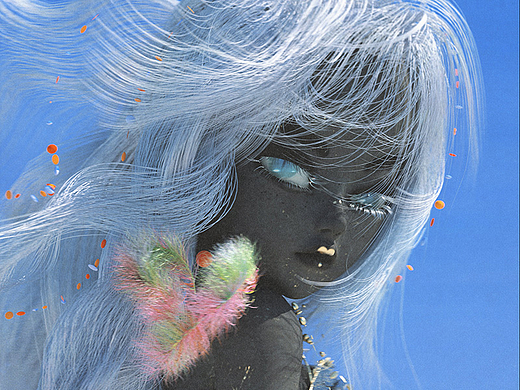 耳朵的轮廓是一座小山 滚烫地划过