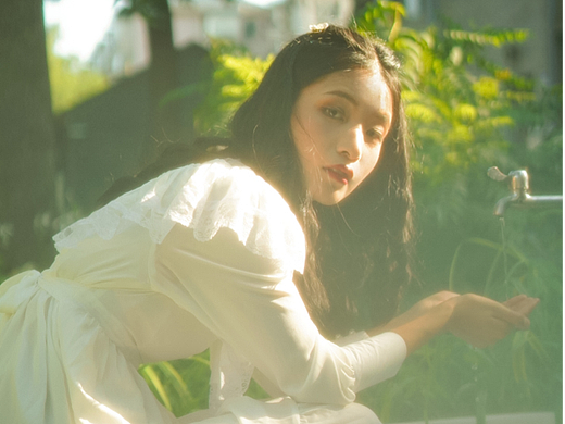 晨光中的少女