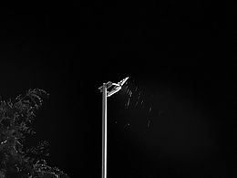雨夜里的路灯
