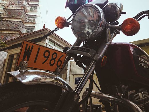 虎猫侠之《扫街--发现一副我出生年的摩托车牌》