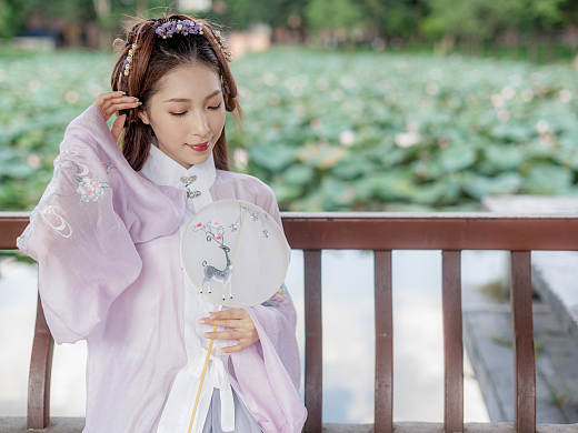 荷花清香沁人心， 美人如花迷人眼。