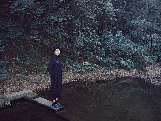 以一种假装放荡的矜持/与你告别