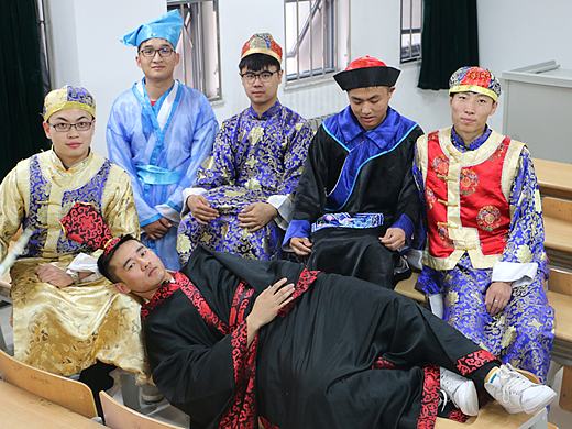 你说毕业遥遥无期，转眼就各奔东西。