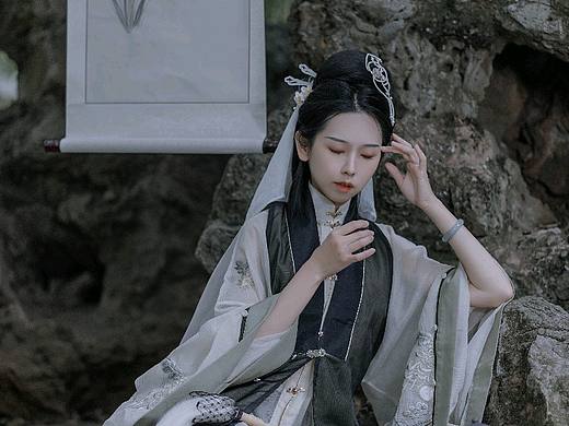 晓寒兰烬灭， 清光似旧年
