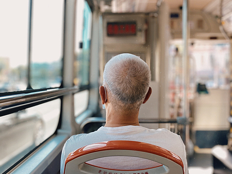 公交车上的老人