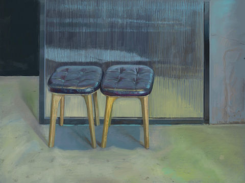 咖啡店的两张皮凳