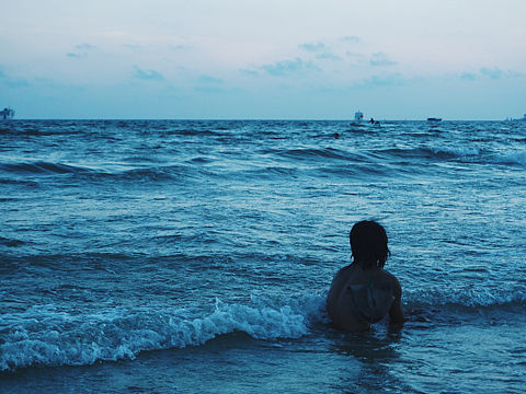 海边洗澡的流浪汉