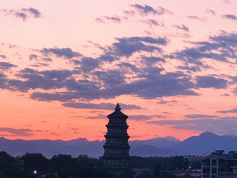 窗外的塔