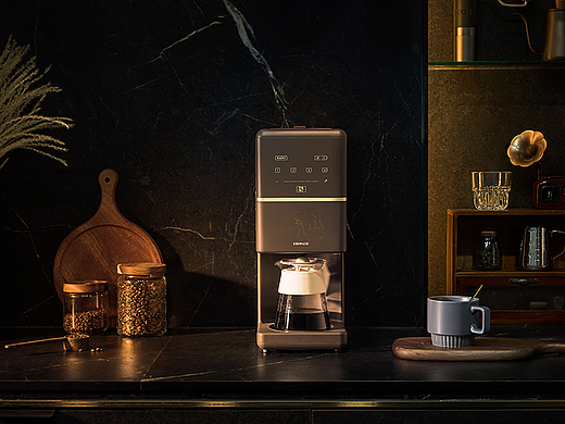 梁家輝電影簽名款咖啡機場景圖拍攝（個人主頁-ZNjQ4OTU0ODQ=） - 產(chǎn)品攝影 - 站酷設(shè)計師蔣淮川原創(chuàng)素材 - 站酷ZCOOL