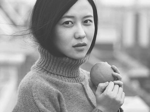 少女，和橙子（个人主页-ZMjEwMzM5MjA=） - 人像摄影 - 站酷设计师何二千原创素材 - 站酷ZCOOL