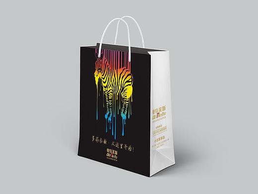 给朋友的女装店奥特莱斯店设计的VI应用之手提袋的两个方案...