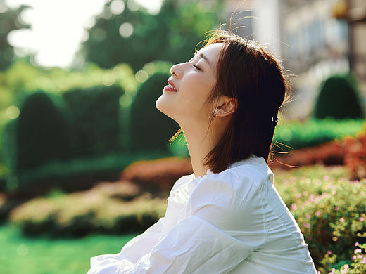 一身白裙，一缕阳光（个人主页-ZMjE4MTM3Njg=） - 人像摄影 - 站酷设计师喜涂鸦乐原创素材 - 站酷ZCOOL