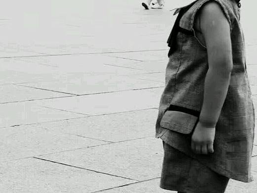 一个漂亮中充满漂亮的女孩
