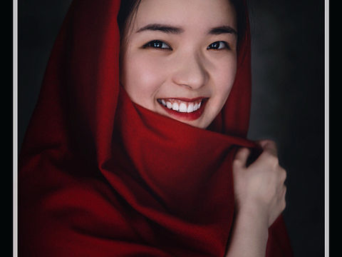 裹红围巾的少女