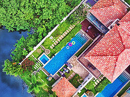 我們?cè)谑辉逻^(guò)了一個(gè)夏天