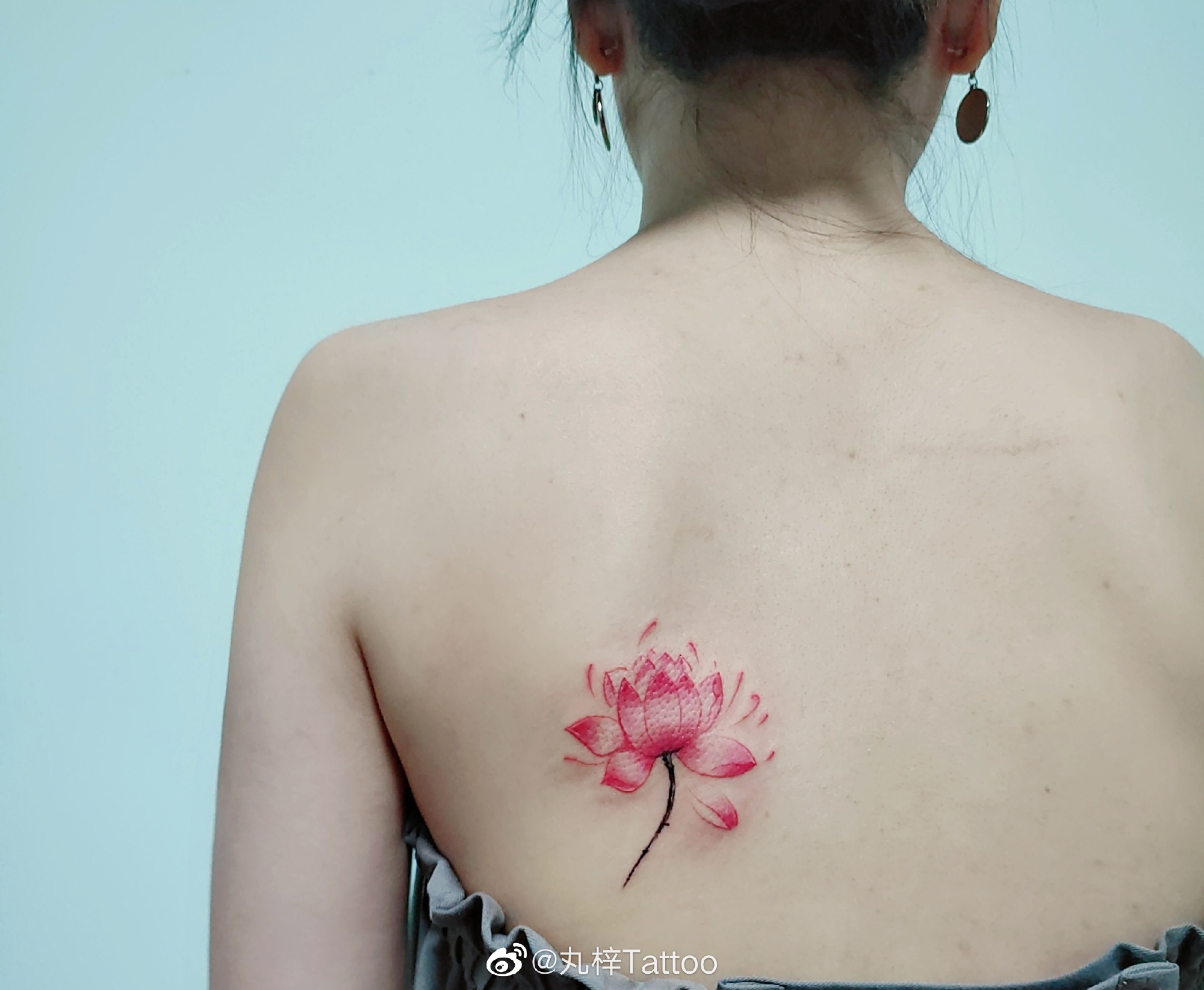 心地善良的郭小姐小腿上的盛开莲花纹身图案 - 广州纹彩刺青