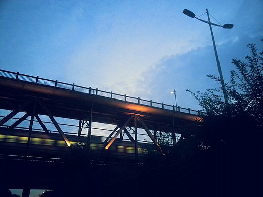 一桥下面有火车