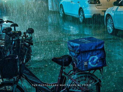 街拍 | 六月的瓢泼大雨