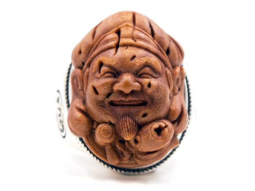 大黑天财神》戒指，桃核雕刻戒面。
