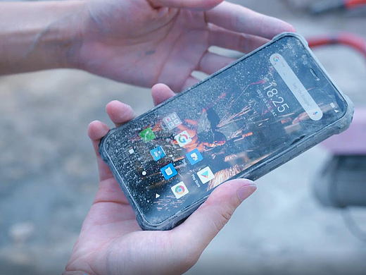 户外三防手机暴力测试