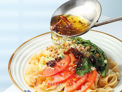 美食摄影《新式番茄油泼面》